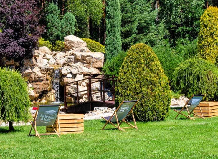 Hotel otacza rozległy, zielony ogród z ustronnymi zakątkami i kompleksem boisk