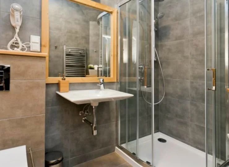W każdym apartamencie znajduje się prywatna łazienka 