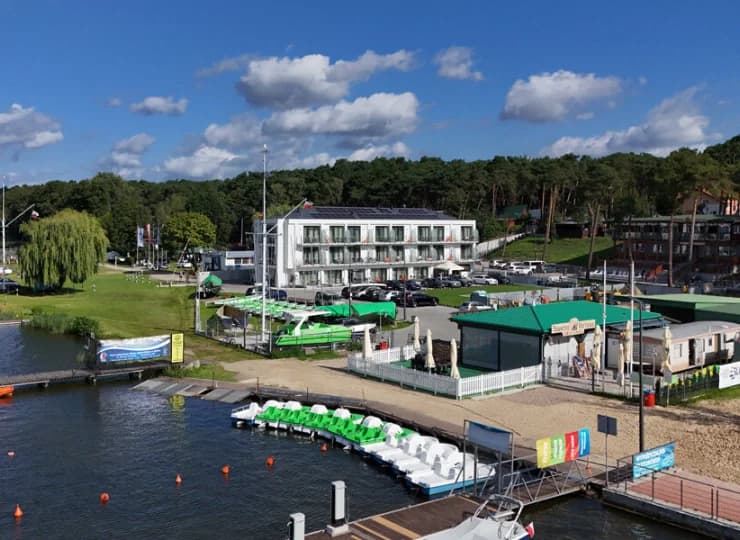 Tuż obok znajdują się strzeżone plaże, pomost, kąpielisko i zjeżdżalnia