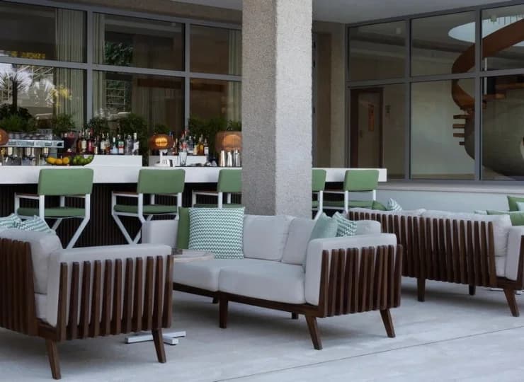 Przy basenie jest pool bar