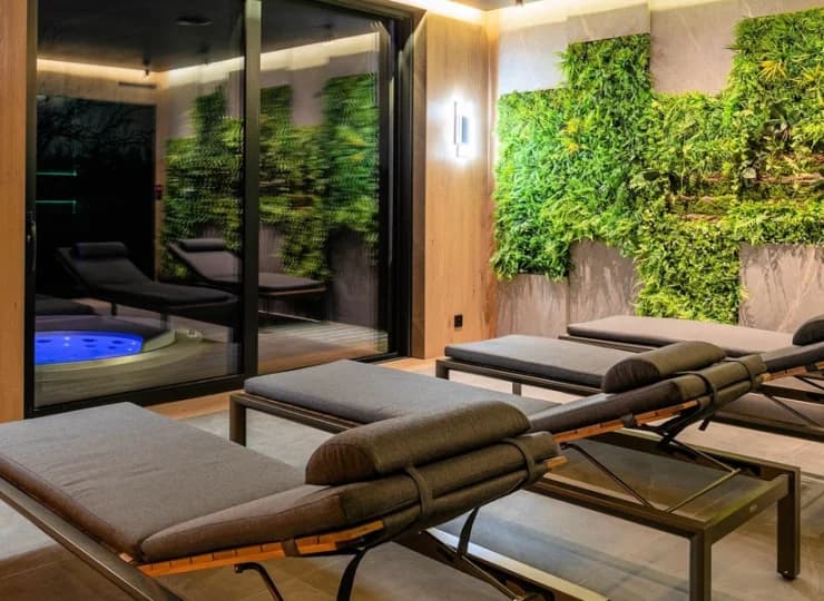 Goście mogą skorzystać m.in. z jacuzzi oraz sauny fińskiej