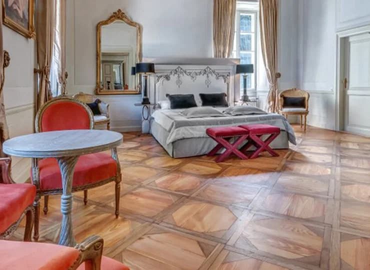 Jedynym pokojem sypialnym w samym pałacu jest Apartament Książęcy