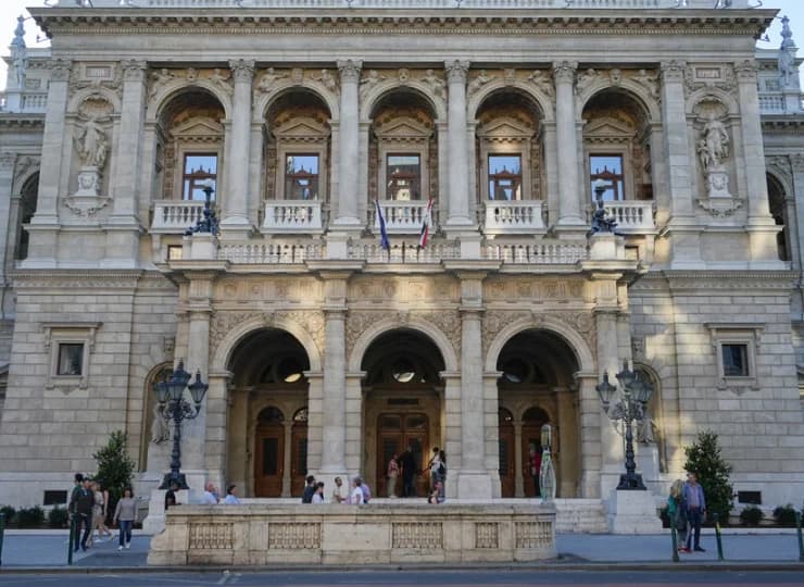 Budynek Opery jest położony 5 min spacerem od hotelu