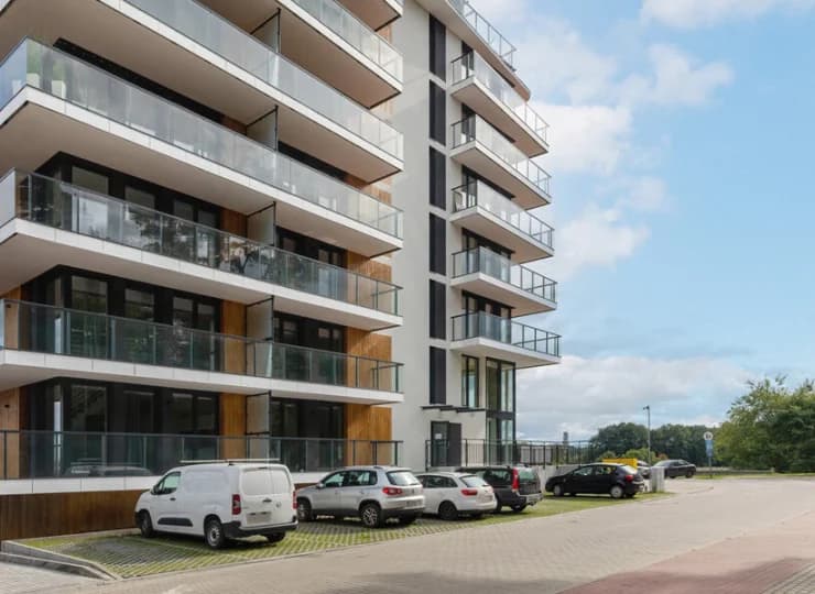 Apartamentowiec posiada nowoczesną sylwetkę i dużo przeszkleń