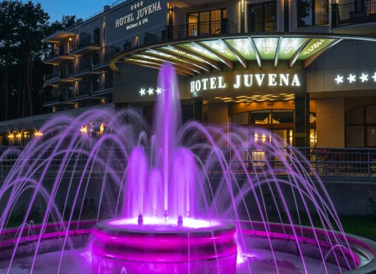 Przed wejściem do hotelu znajduje się podświetlana fontanna