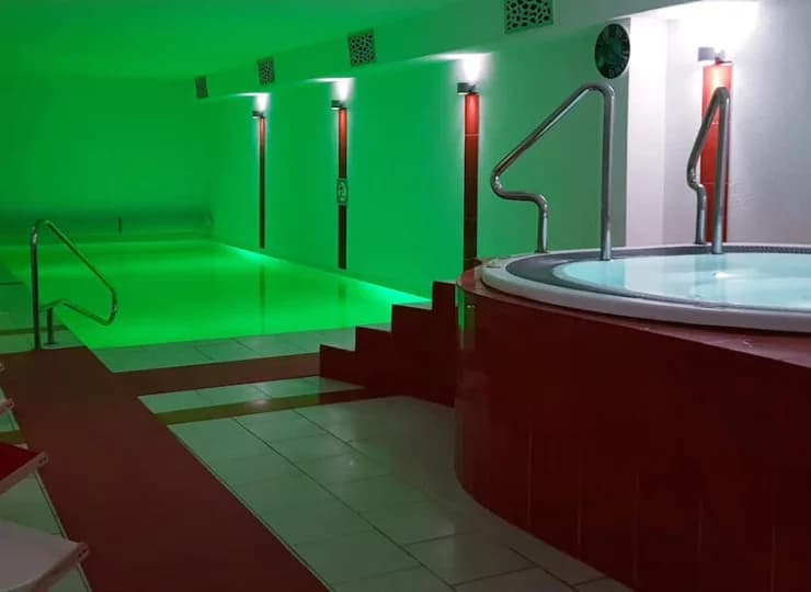 W skład strefy wellness wchodzi kameralny basen, 6-osobowe jacuzzi
