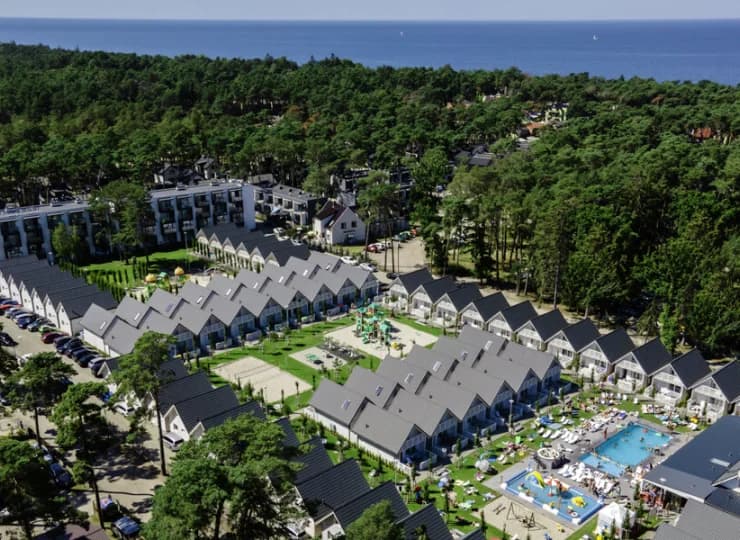 Resort jest położony blisko plaży, pośród sosnowego lasu
