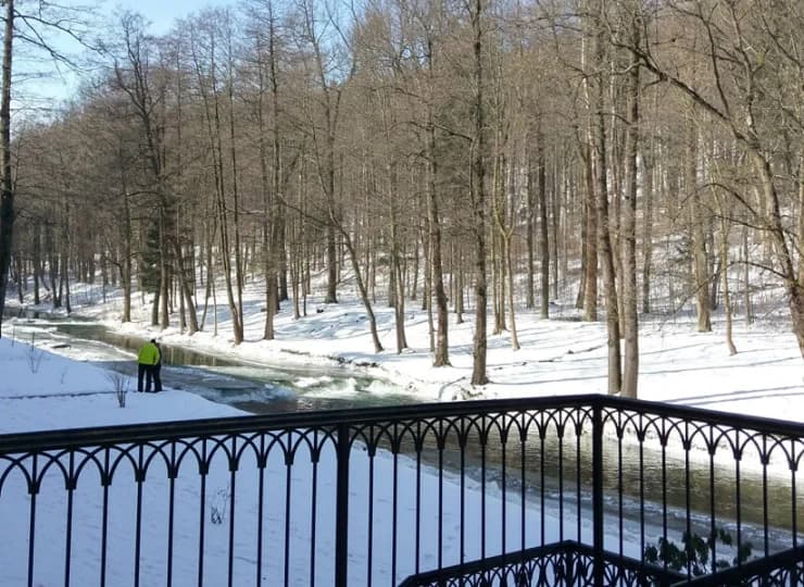 Goście z przyjemnością spacerują po okolicy i terenie uzdrowiska