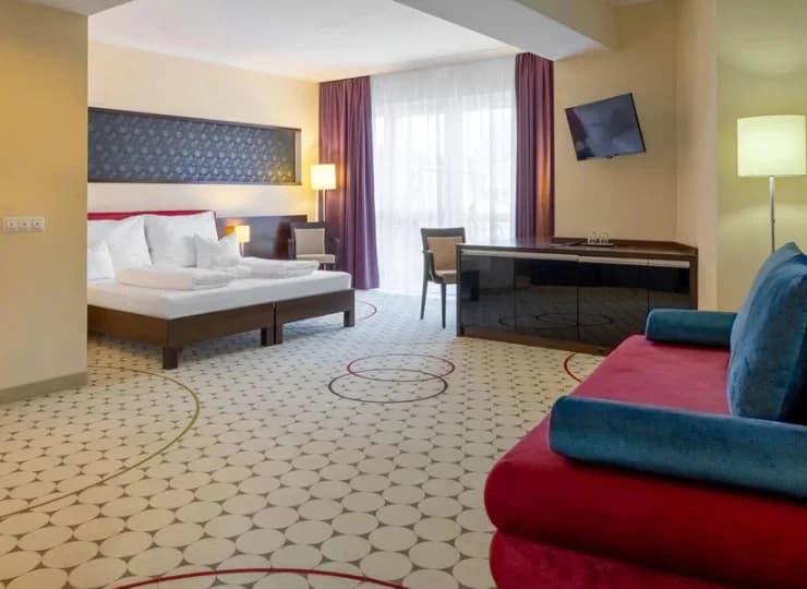 W apartamencie rodzinnym jest podwójne łóżko oraz rozkładana sofa
