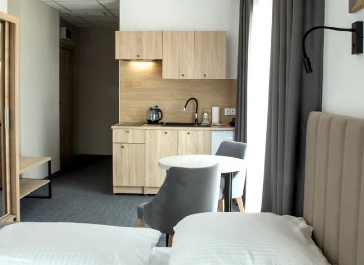 W pokoju hotelowym komfort jest aneks kuchenny