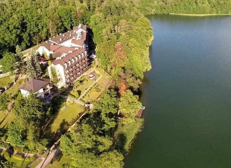 Mazuria Country & SPA znajduje się wprost nad jeziorem Czos w Mrągowie