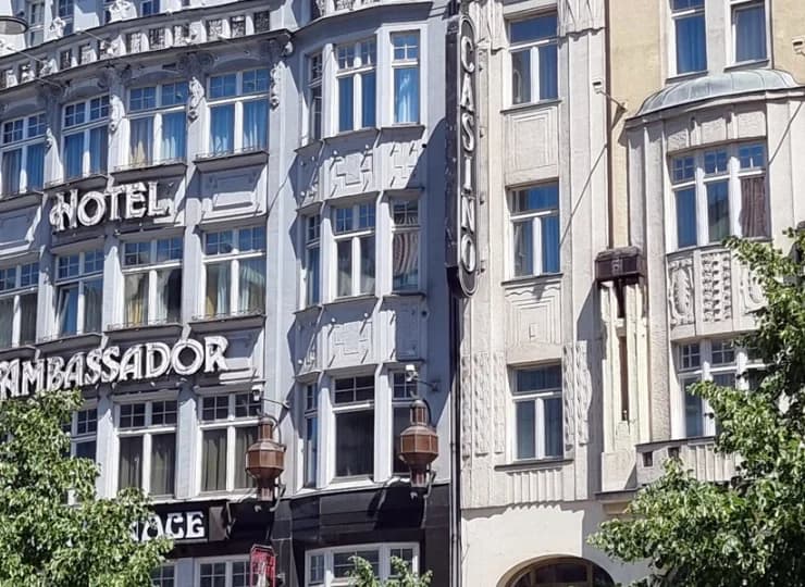Reprezentacyjny hotel składa się z dwóch budynków