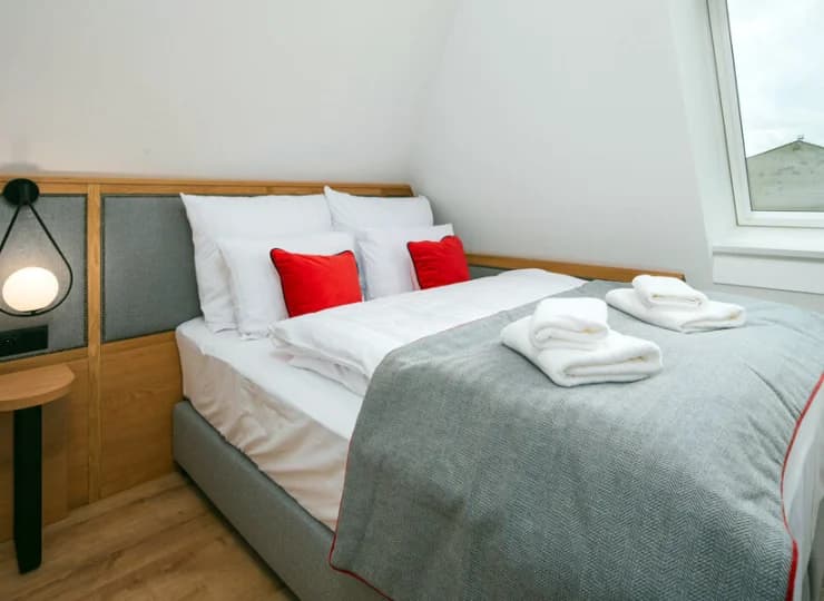 Deluxe Queen Size ma 2-osobową sypialnię oraz rozkładaną sofę