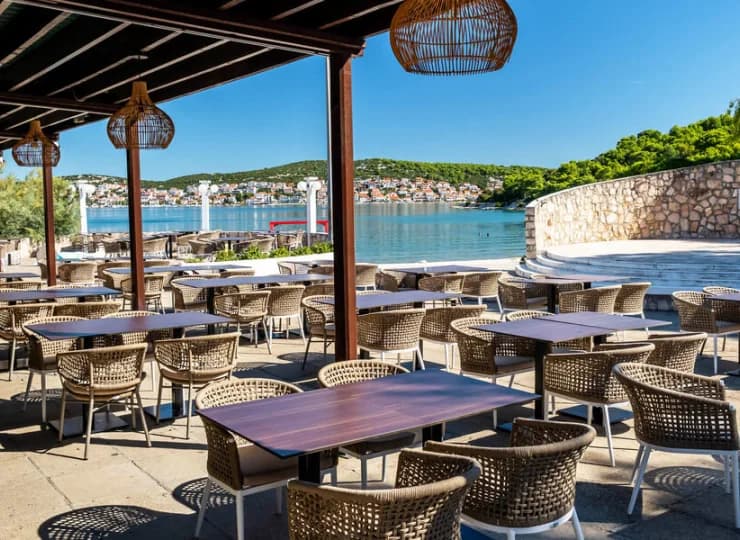 Bar i restauracja mają widok na morze