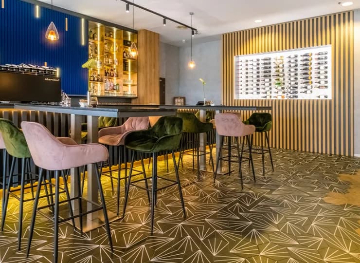 Jest tutaj także drink bar i klub nocny