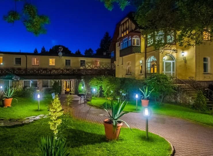 Obiekt jest otoczony zielonym ogrodem