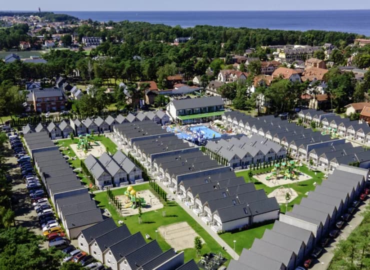 Na terenie resortu mieści się kilka placów zabaw