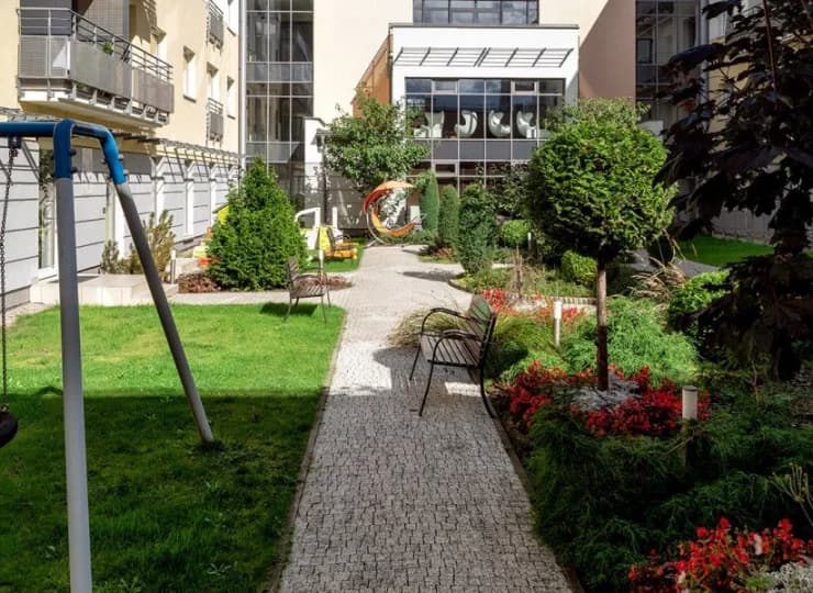 Zielone patio zaprasza na relaks dużych i małych gości