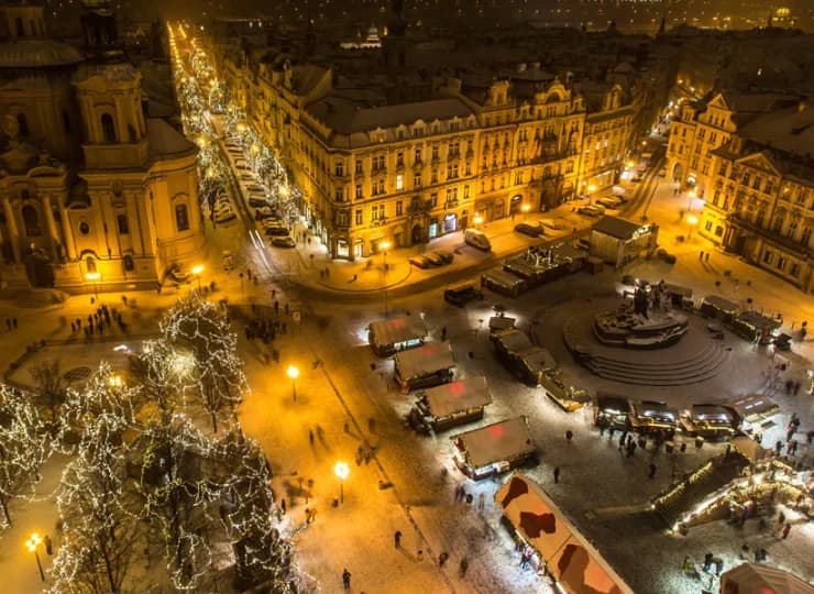 Zimą Praga słynie z jarmarków bożonarodzeniowych w kilku miejscach