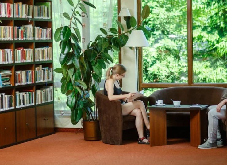 W hotelowym lobby można zrelaksować się przy książce i kawie