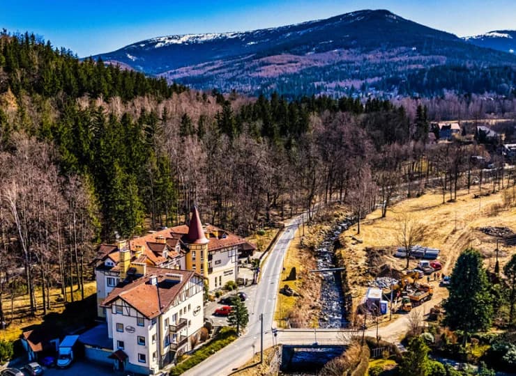 Hotel Nowa Ski jest położony w Karpaczu z widokiem na masyw Śnieżki