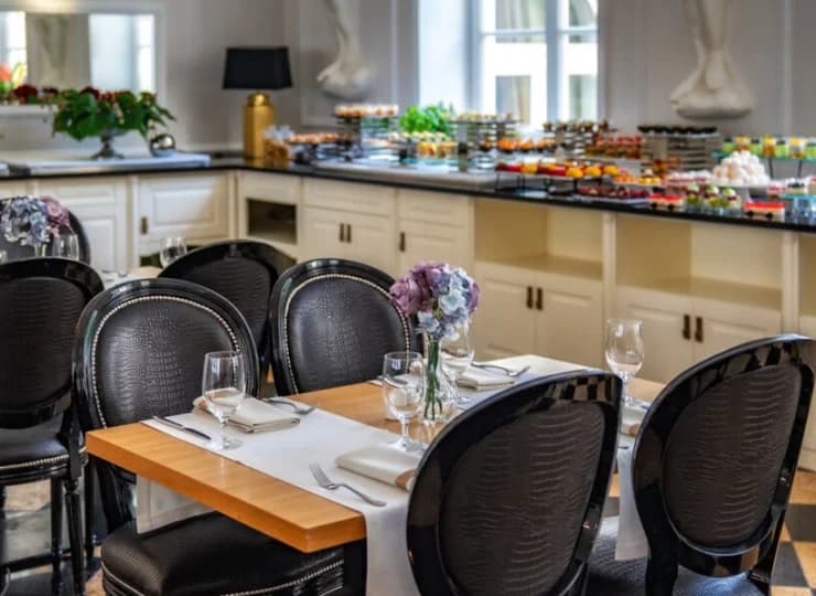 Śniadania i obiadokolacje są podawane w formie eleganckiego bufetu