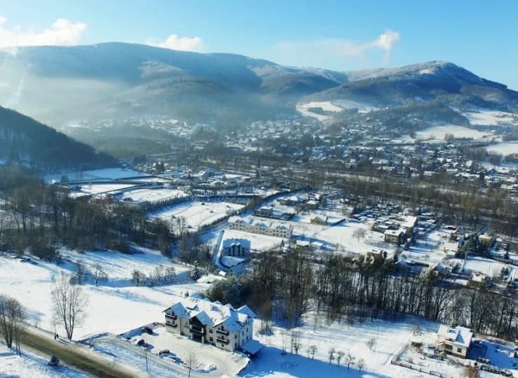 Panorama Ustronia z Perłą Beskidu widoczną na pierwszym planie