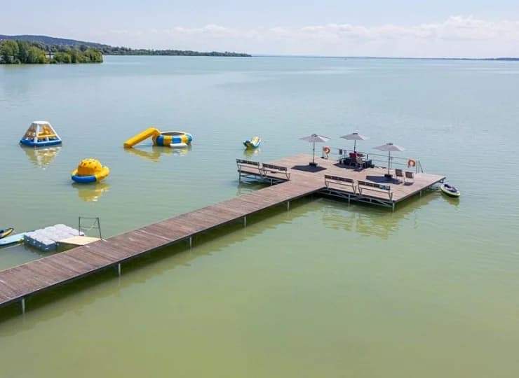 Hotel jest położony bezpośrednio nad Balatonem