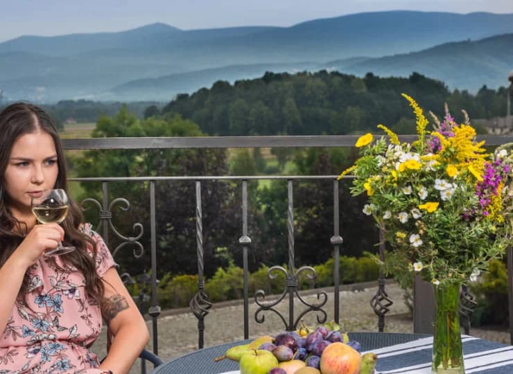Pokój superior posiada balkon z widokiem na góry