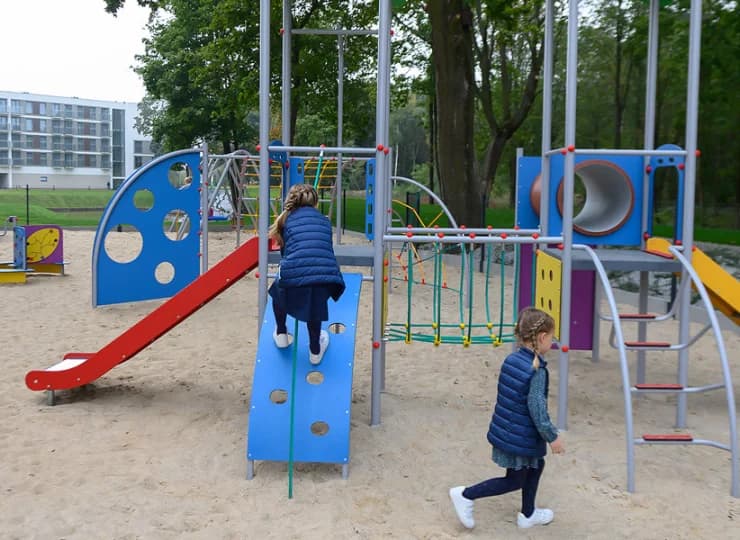 Na zewnątrz przygotowano plac zabaw dla najmłodszych