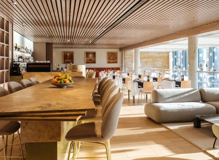 Goście mogą korzystać z restauracji a la carte oraz lounge baru