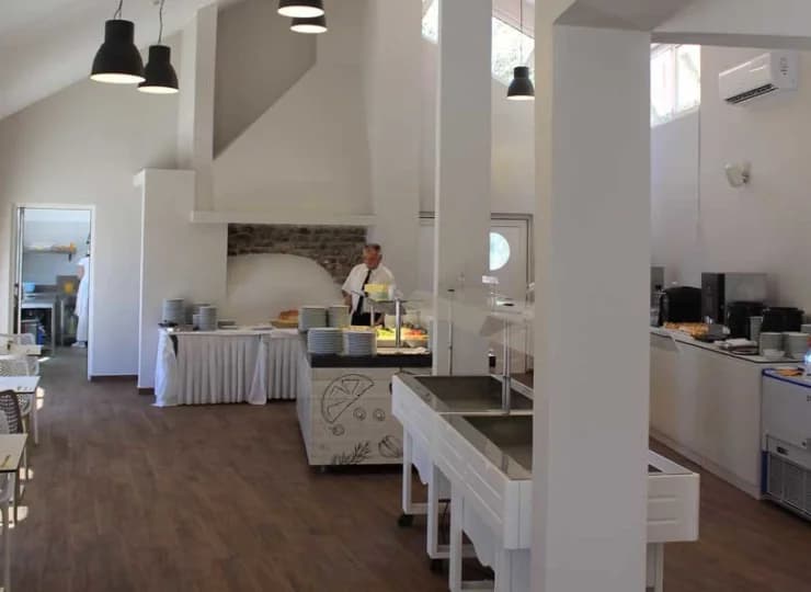 Goście stołują się w restauracji bufetowej Hotelu Bellevue****