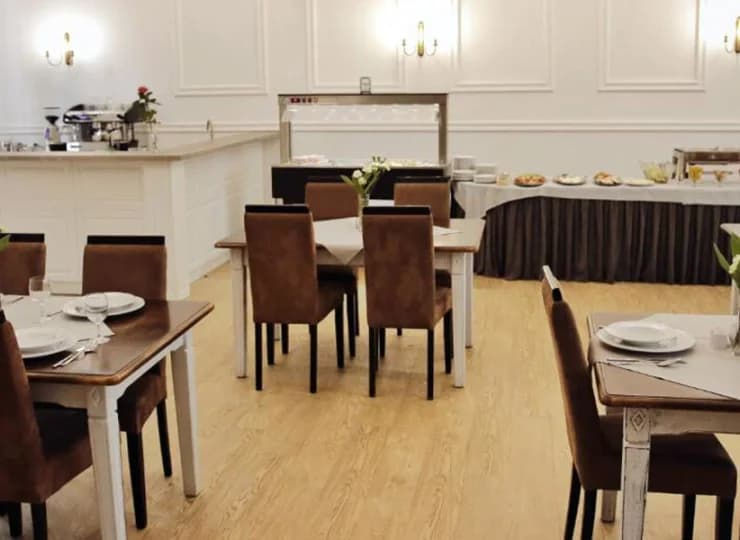 W obiekcie znajduje się jasna sala restauracyjna