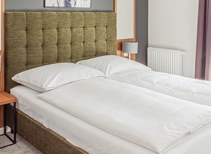 Apartament deluxe ma 2 oddzielne sypialnie oraz sofę w salonie