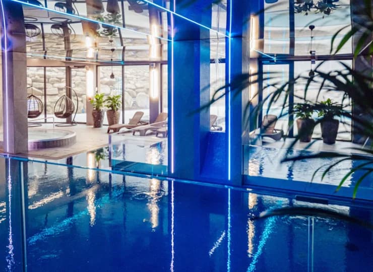 Z basenem sąsiaduje brodzik i wanna jacuzzi