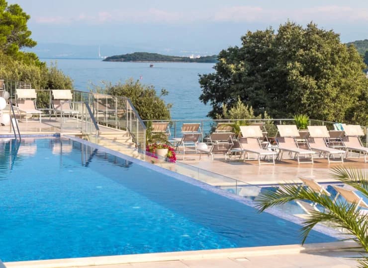 Hotel Malin **** znajduje się przy pięknej plaży na wyspie Krk