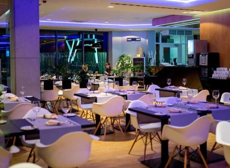 Wnętrza restauracji są eleganckie i nowoczesne