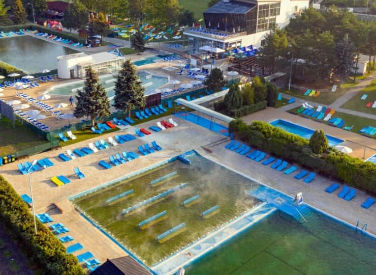 Hotel bezpośrednio sąsiaduje z kąpieliskiem termalnym Park Vrbov