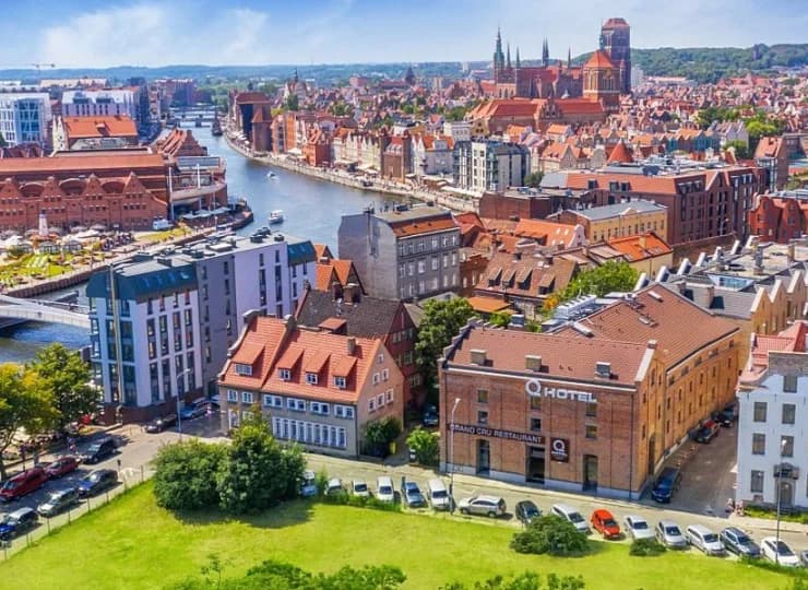 Hotel widoczny na tle panoramy centrum Gdańska