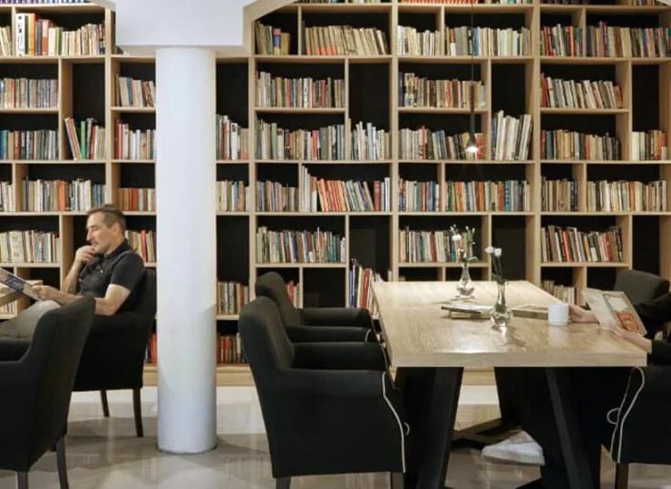 W kawiarni można skorzystać z bogatej biblioteczki