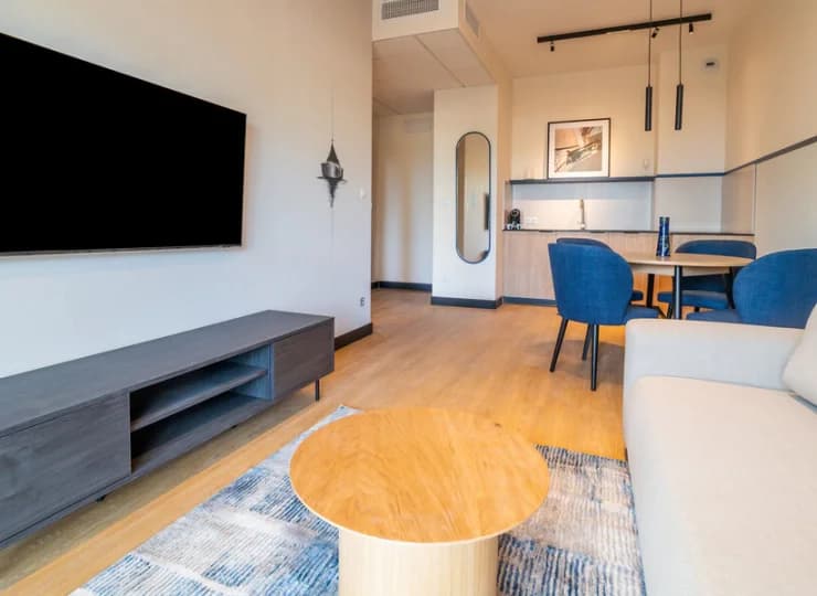 W salonie apartamentów superior i junior jest rozkładana sofa
