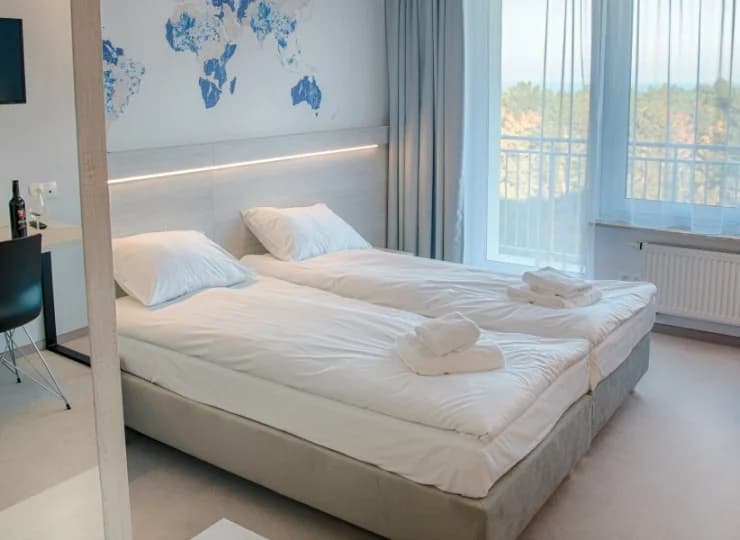 Wnętrza są utrzymane w jasnych barwach i urządzone w eleganckim stylu