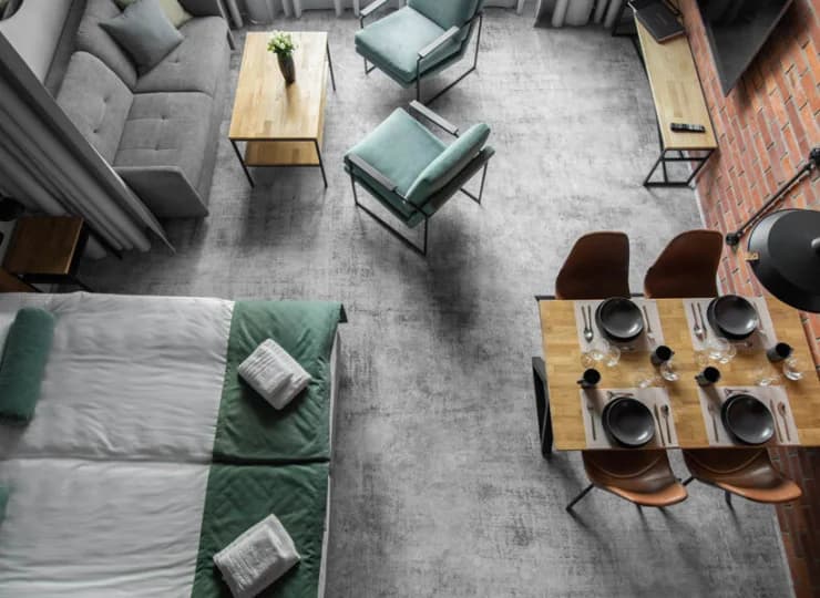 Powierzchnia jest niemal dwa razy większa niż w standardowym pokoju hotelowym
