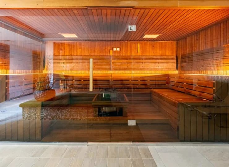 W nowoczesnej strefie wellness jest sauna fińska i na podczerwień