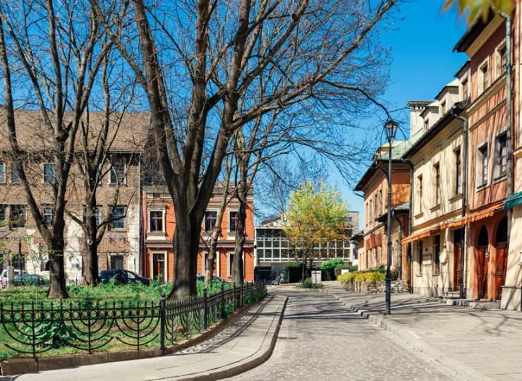 Krótki spacer (5-7 minut) dzieli go od krakowskiego Kazimierza