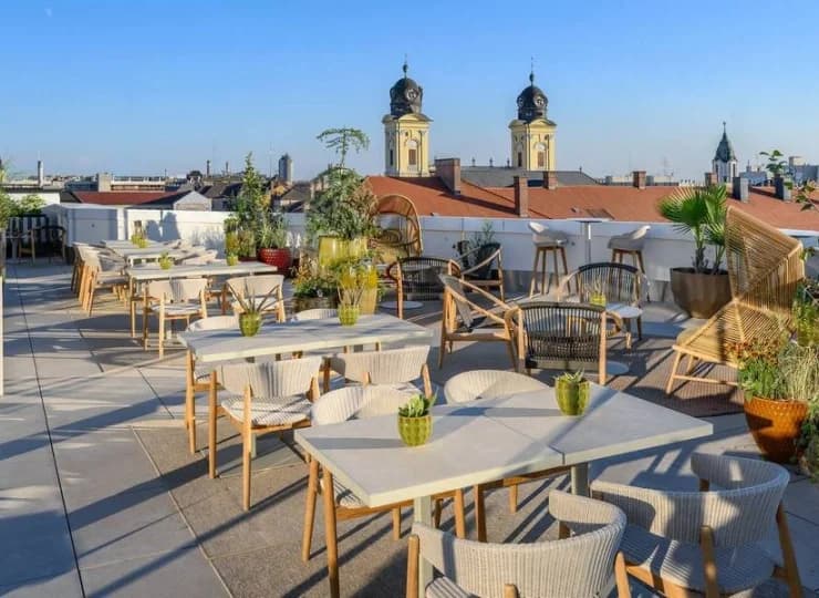 Hotel ma Skybar z tarasem, skąd widać panoramę starówki