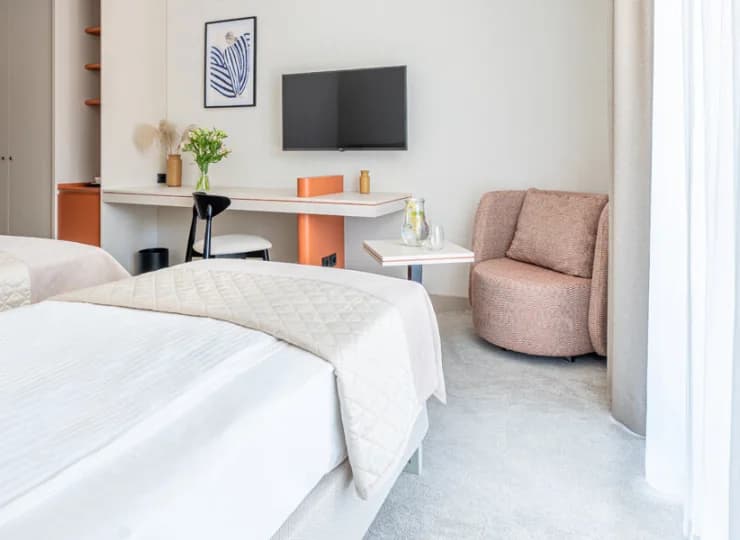W wyposażeniu pokoju jest m.in. lodówka hotelowa oraz czajnik