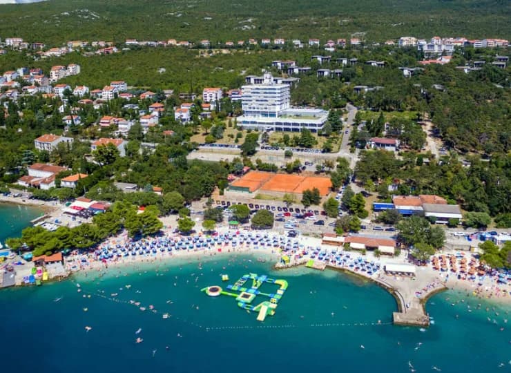 Hotel Pavilion Omorika*** mieści się 150 m od plaży i przystani Omorika