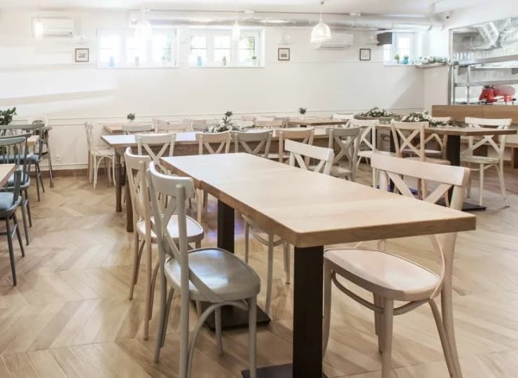 Restauracja Baltica położona jest tuż przy samej plaży i przystani rybackiej