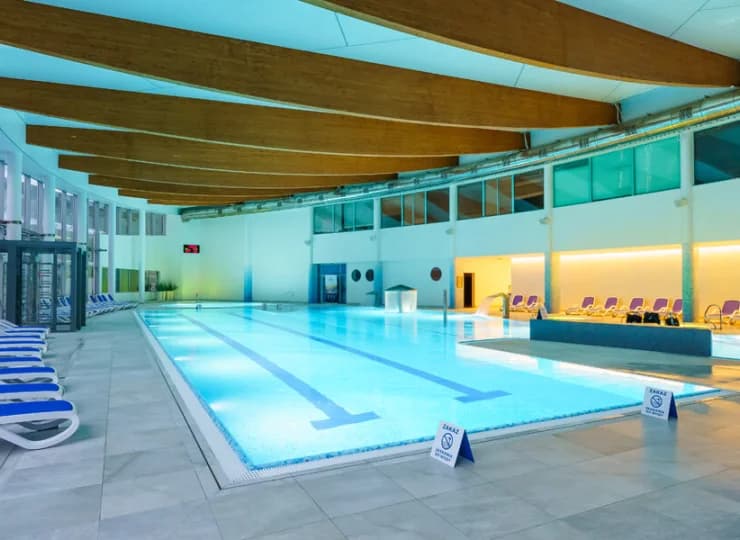 W Aquaparku są dostępne 2 baseny, brodziki, zjeżdżalnia, jacuzzi, kompleks saun